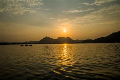 Premium Photo | Fateh sagar lake during sunset