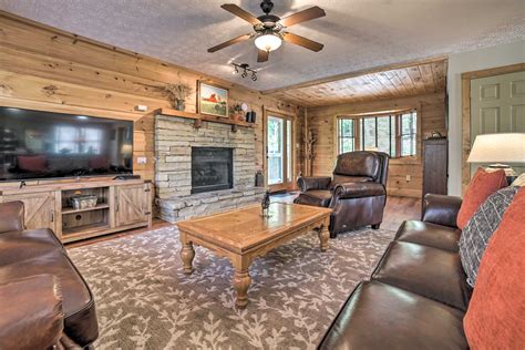 New! Pet-friendly Gatlinburg Retreat W/ Hot Tub! in Gatlinburg w/ 3 BR (Sleeps9)