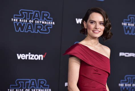 Daisy Ridley's Red Gown at Star Wars: The Rise of Skywalker | POPSUGAR ...