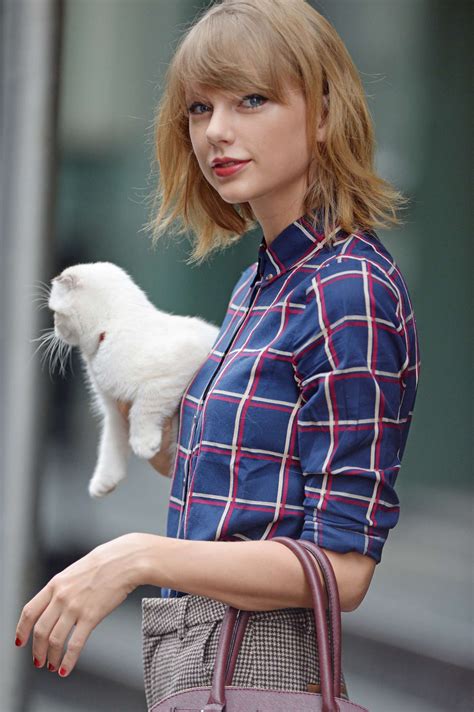 Taylor Swift With Her Cat -01 – GotCeleb