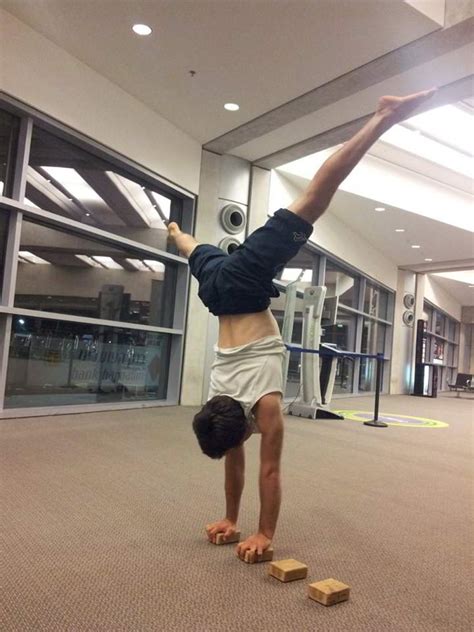 The journey to one arm handstand - Duo Looky