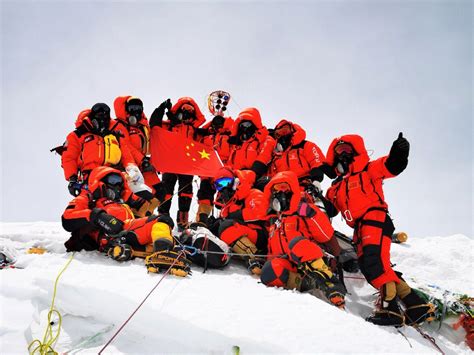 Chinese surveying team reaches Mount Qomolangma summit_Focus_China Tibet Online