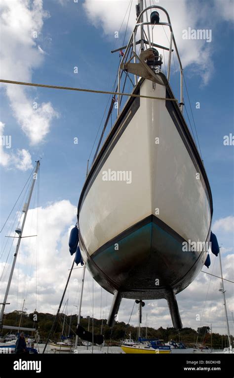 Lifting boats out of the water for the winter at ashlett sailing club Stock Photo - Alamy