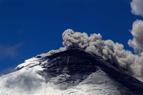 New eruption of ashes of volcano Cotopaxi