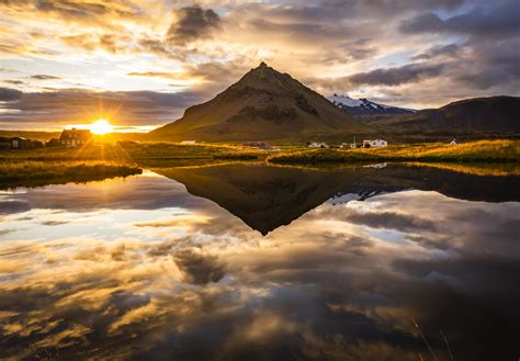 Awesome Sunset in Arnarstapi, West Iceland [OC] : r/pics