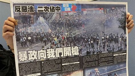 Apple Daily: Hong Kong pro-democracy paper announces closure - BBC News