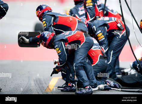 F1 pit crew hi-res stock photography and images - Alamy