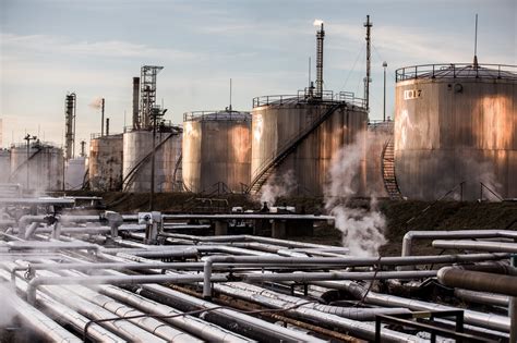 Oil refiners' next boom is revealed in what they're not doing - News for the Energy Sector