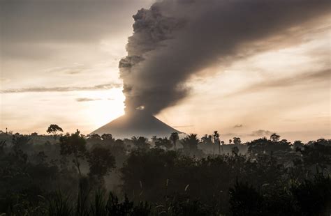 Bali volcano: Evacuation centres, hotels fill up as eruption looms ...