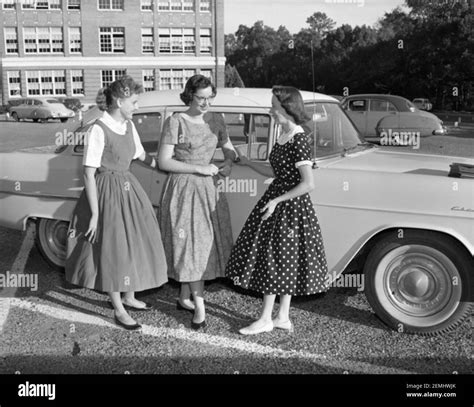 Teenagers 1950s fashion hi-res stock photography and images - Alamy