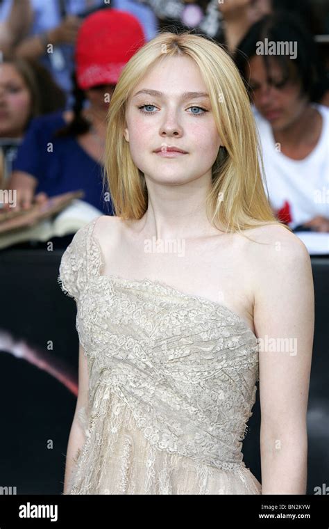 Dakota fanning 2010 the twilight saga hi-res stock photography and ...