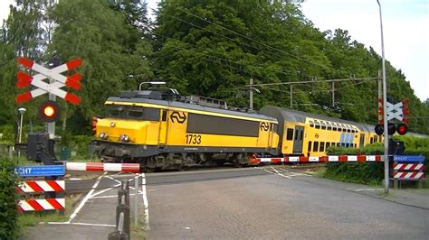 Spoorwegovergang Borne // Dutch railroad crossing - YouTube