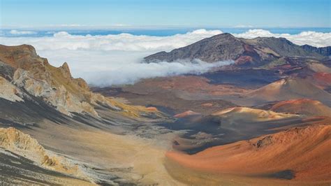 The volcanic landscape of Haleakalā National Park crater, Maui, Hawaii, USA | Windows 10 ...