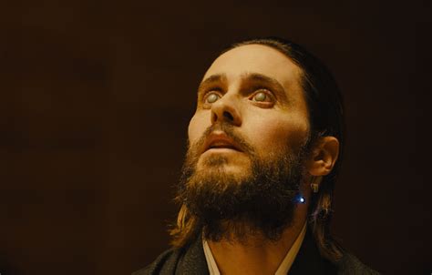 lateralmente Nominale inimicarsi jared leto in blade runner 2049 scogliera sfocato Direttamente