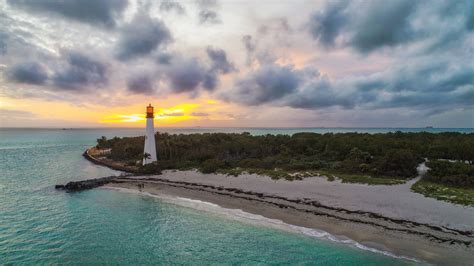 Here's another perspective of the famous lighthouse in Key Biscayne ...