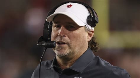 Dana Holgorsen pays tribute to Mike Leach during bowl game