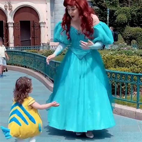 Video Toddler dressed as Flounder from 'The Little Mermaid' meets Ariel ...