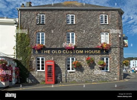 Pub padstow old custom house hi-res stock photography and images - Alamy