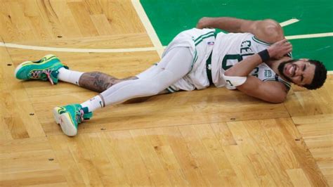 Jayson Tatum suffered a right shoulder stinger in Celtics' Game 3 loss