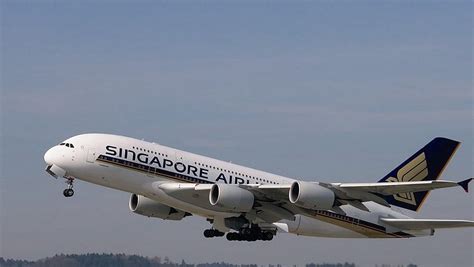 Singapore Airline's Mumbai-Singapore flight with 263 passengers ...