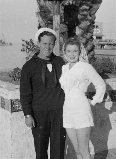 Marilyn💋 with first husband, James Dougherty on Catalina Island; 1943 ...