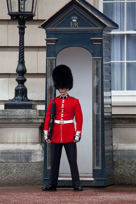 Grenadier Guard at Buckingham Palace, London, UK. #BuckinghamPalace ...