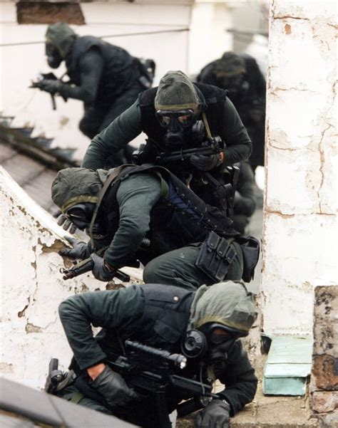 SAS members during the Iranian embassy siege in 1980 [2817×3575] : r/MilitaryPorn