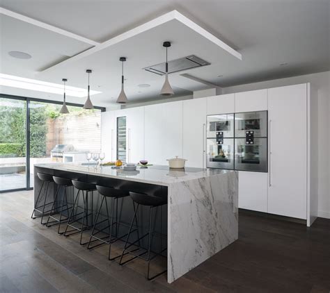 Bespoke White Kitchen with Marble Countertop | Kitchen island decor ...