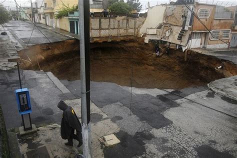 Amazing giant sinkhole in Guatemala City - 11 Pics+Video | Curious, Funny Photos / Pictures