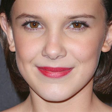 Millie Bobby Brown Makeup: Black Eyeshadow, Silver Eyeshadow & Red ...