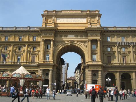 Students for Centro UNESCO di Firenze ONLUS: Piazza della Repubblica