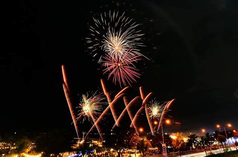 The MOA Holiday Fireworks is... - SM Mall of Asia Official