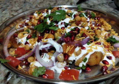 Aloo tikki chaat Recipe by Sarvat Hanif - Cookpad