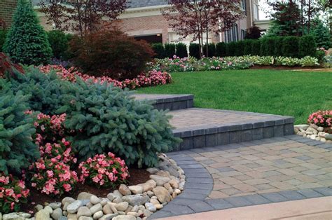 The Benefits of Landscape Displays for your Commercial Property