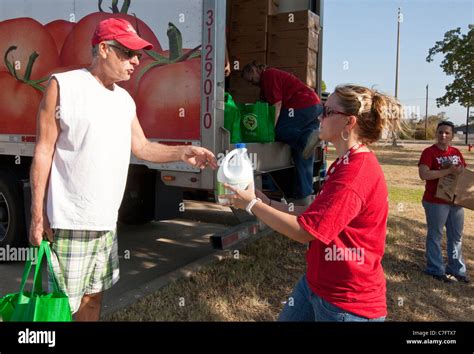 Employees from Texas supermarket chain H.E.B, volunteer in Bastrop ...