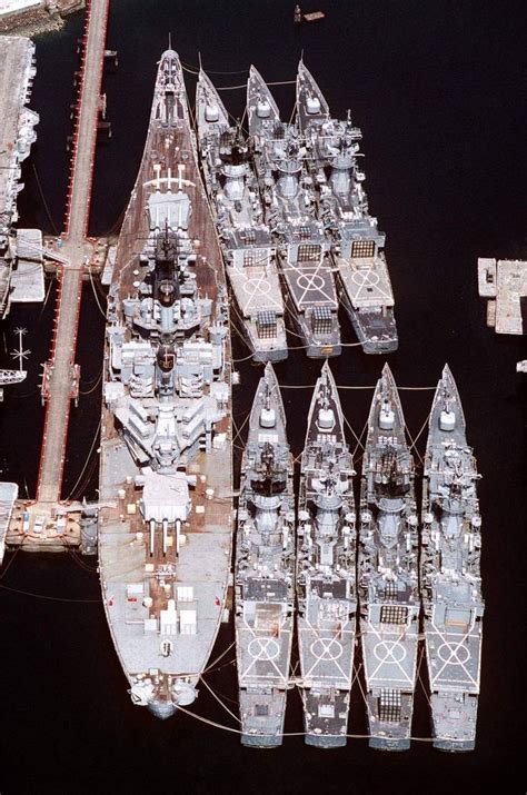 Size comparison of an Iowa-class battleship and Knox-class frigates. [736×1111] : r/WarshipPorn