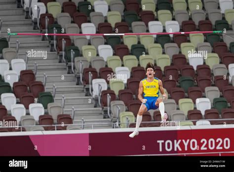 Mondo Duplantis participating in the Tokyo 2020 Olympics in the pole vault discipline Stock ...