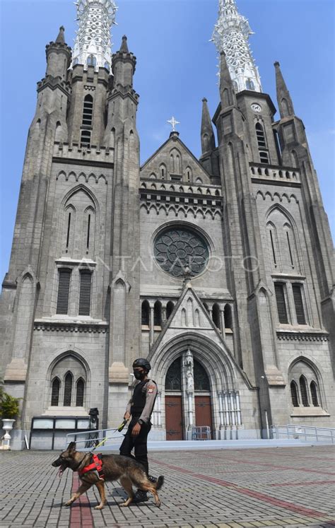 PENGAMANAN GEREJA KATEDRAL JAKARTA | ANTARA Foto