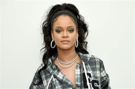 Rihanna con i capelli corti: la popstar taglia la chioma e rilancia la moda del pixie cut