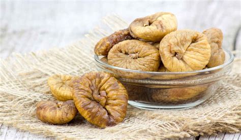 Dried Figs, benefits and properties. How much to eat per day - Wellnessbeam