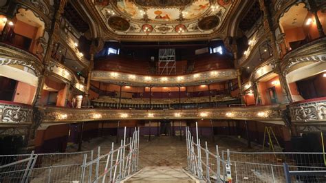 Belfast's Grand Opera House closes as renovation begins - BBC News