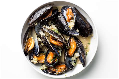 Steamed Mussels with Fennel and Tarragon | Bon Appétit