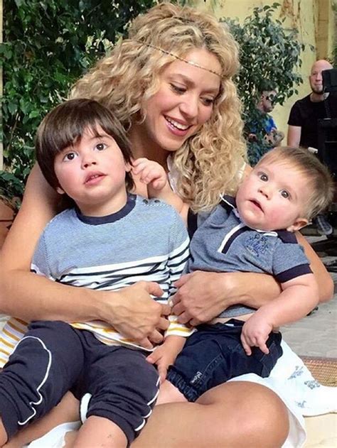 Shakira presume de Milan y Sasha