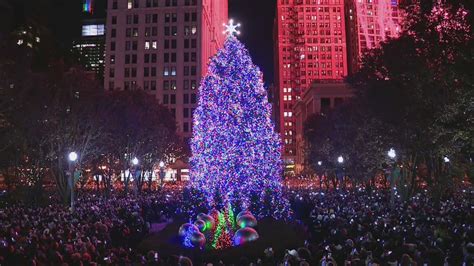 Chicago's Christmas tree is officially lit for the holiday season | FOX ...