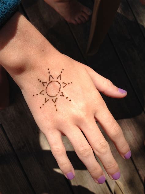 Simple sun henna | Simple henna tattoo, Henna tattoo designs simple ...