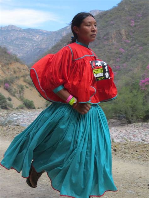 Raramuri runner in the Caballo Blanco Ultra... | Mexican people, Native ...