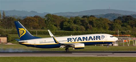 Ryanair Worst Landing : Ryanair jet aborts its landing TWICE at Leedds ...