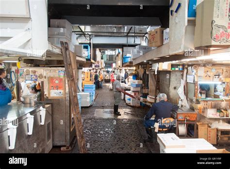 Tsukiji fish market Stock Photo - Alamy