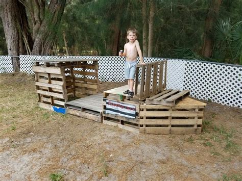 Pirate ship fort made from a few pallets. | Pirate ship playhouse, Pirate ship playhouse plans ...