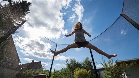 Trampolin springen: Was Eltern beachten sollten - DER SPIEGEL